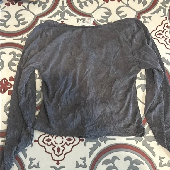 Zara Gray Blouse with Fitted Sleeves and Ruched Detail - Picture 2 of 2